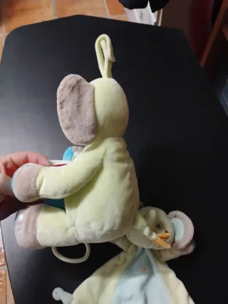 Conjunto bebé: muñeco musical y mantita