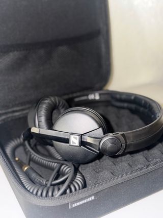 Audífonos Sennheiser HD 25 (70 Ω) + Estuche