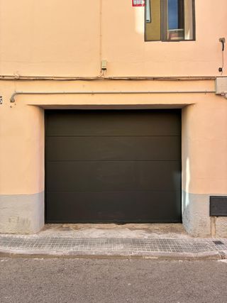 Montaje Puerta garaje Seccional Oscura