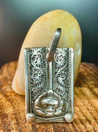 Amuleto protector himalayo de plata artesanal