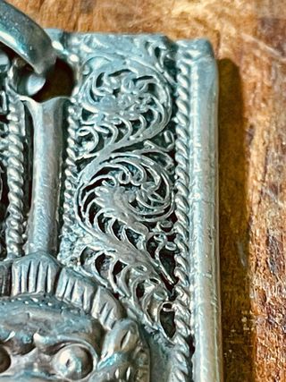 Amuleto protector himalayo de plata artesanal