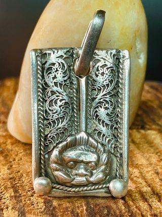 Amuleto protector himalayo de plata artesanal