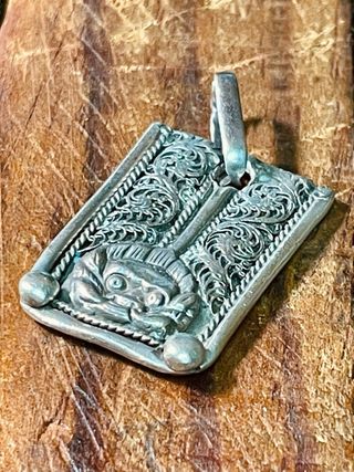 Amuleto protector himalayo de plata artesanal