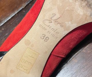 Scarpe rosse con tacco e dettagli neri e grigi