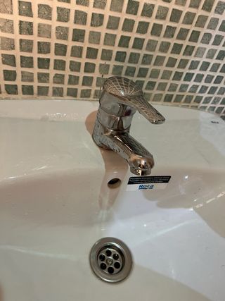Lavabo Roca nuevo con pegatinas
