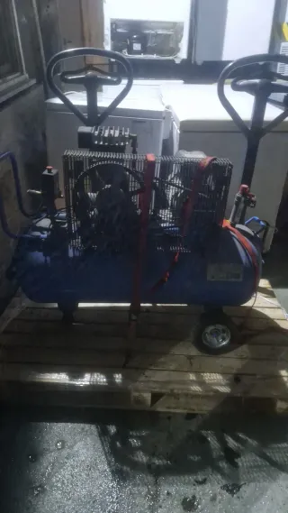 Compresor de aire industrial azul