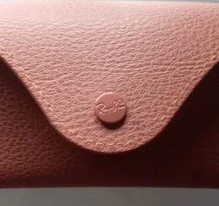 Gafas de sol Ray-Ban doradas – Estilo clásico.