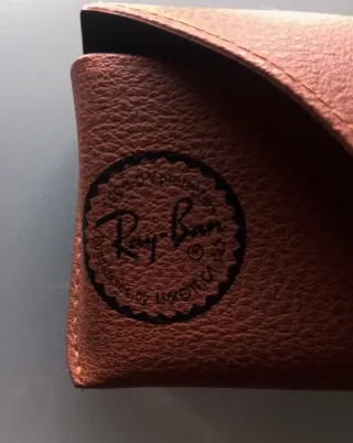 Gafas de sol Ray-Ban doradas – Estilo clásico.