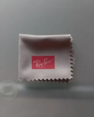 Gafas de sol Ray-Ban doradas – Estilo clásico.