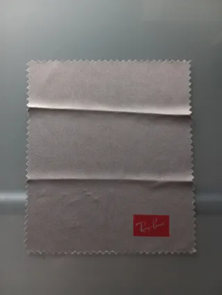 Gafas de sol Ray-Ban doradas – Estilo clásico.