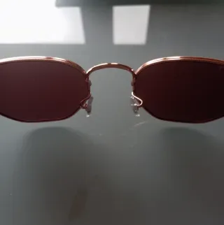 Gafas de sol Ray-Ban doradas – Estilo clásico.