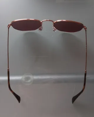 Gafas de sol Ray-Ban doradas – Estilo clásico.