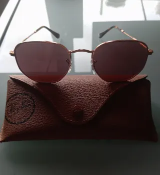 Gafas de sol Ray-Ban doradas – Estilo clásico.