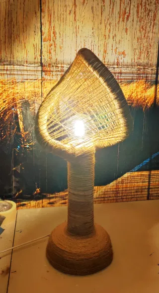 Lámpara de mesa artesanal única de cemento y cuerd