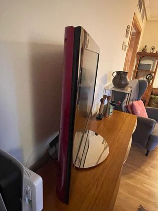 Televisor LG Negro Elegante Modelo Scarlett