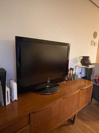 Televisor LG Negro Elegante Modelo Scarlett