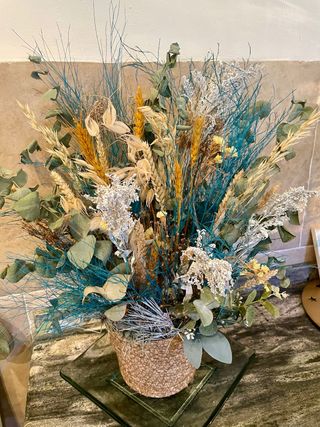 Centro de flores secas decorativo