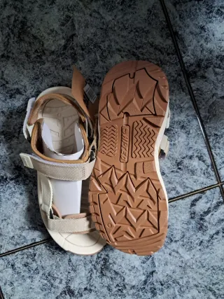 Sandalias Hi-Tec Beige y Marrón. Sin estrenar