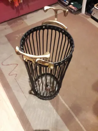 Paragüero vintage metal negro y dorado