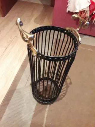 Paragüero vintage metal negro y dorado