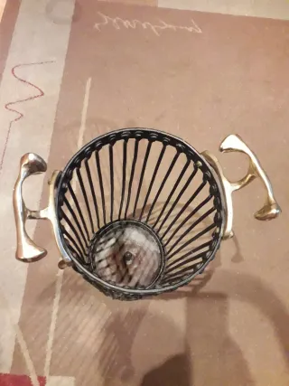 Paragüero vintage metal negro y dorado