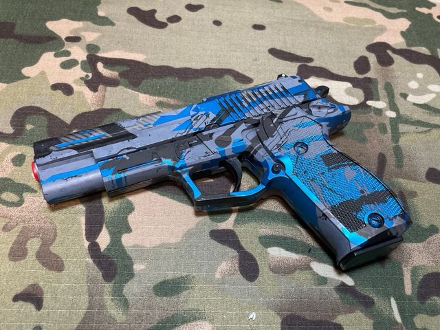 Replica de juguete azul