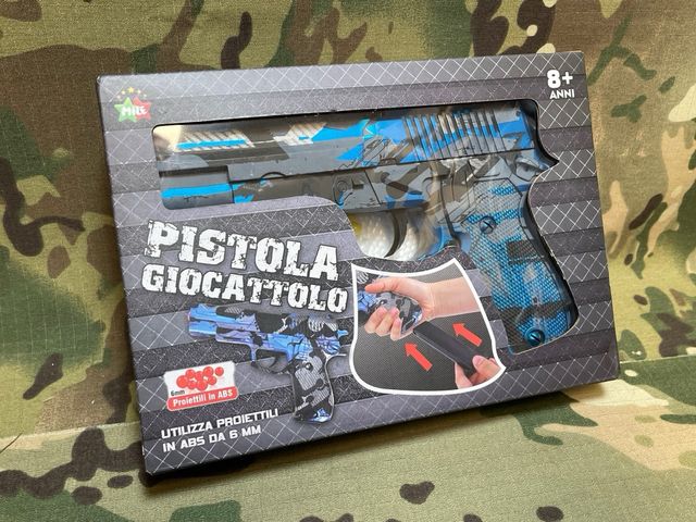 Replica de juguete azul