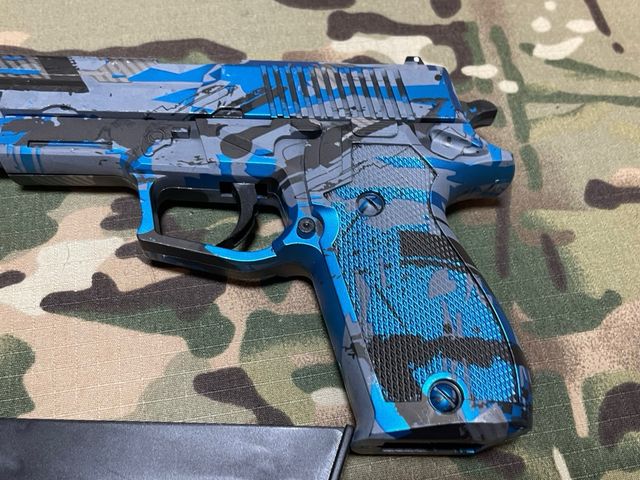 Replica de juguete azul