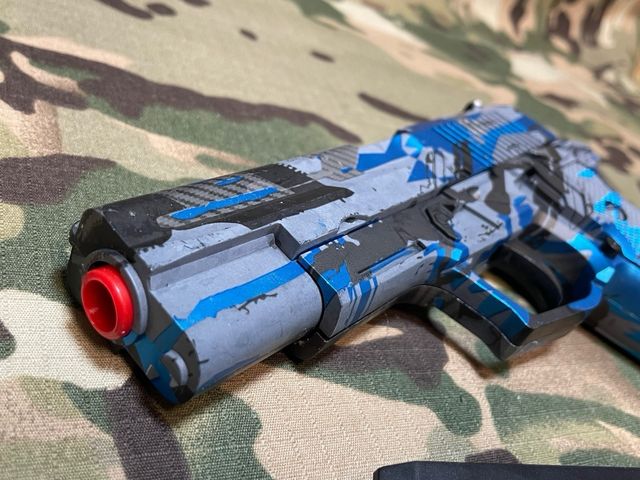 Replica de juguete azul