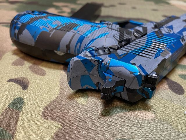 Replica de juguete azul