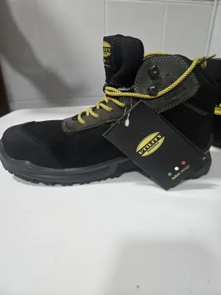 Botas de trabajo Diadora negras y grises