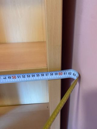 Estantería de madera beige