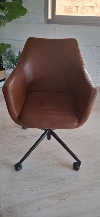 Silla giratoria de cuero marrón