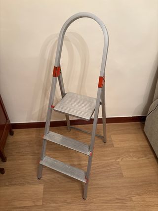 Escalera plegable de aluminio