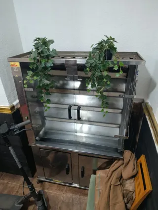 Asador de pollos en buen estado