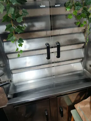 Asador de pollos en buen estado