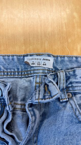 Jeans blu con toppe e strappi