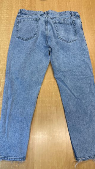 Jeans blu con toppe e strappi