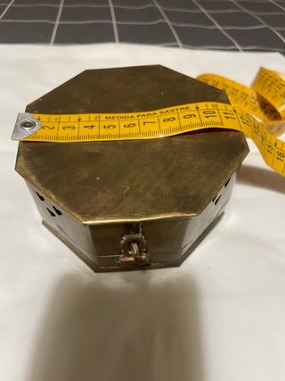 Caja de latón antigua con asa