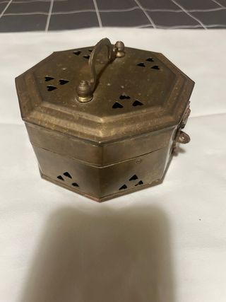 Caja de latón antigua con asa