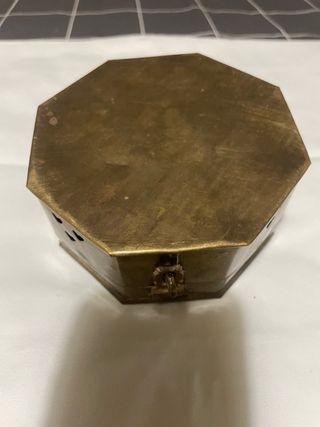 Caja de latón antigua con asa