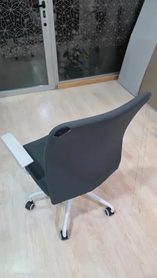 Dos sillas de oficina