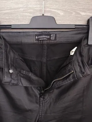 Pantalón Stradivarius efecto piel  negro