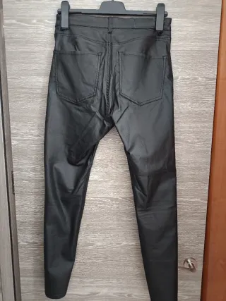 Pantalón Stradivarius efecto piel  negro