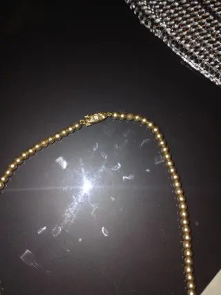 Gargantilla de perlas doradas ( bisutería)