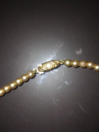 Gargantilla de perlas doradas ( bisutería)
