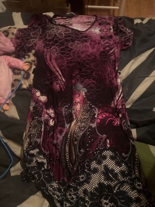 Vestido morado manga corta con encaje