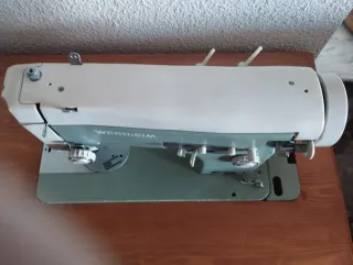 Mueble de pino con máquina de coser Wertheim