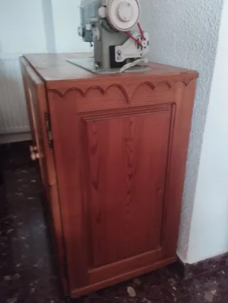 Mueble de pino con máquina de coser Wertheim