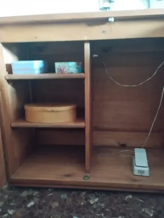 Mueble de pino con máquina de coser Wertheim